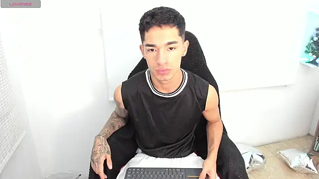 Snapshot of Damon__333 chatting on January 8, 12:17 am Damon 333 online show from January 8, 12:17 am
