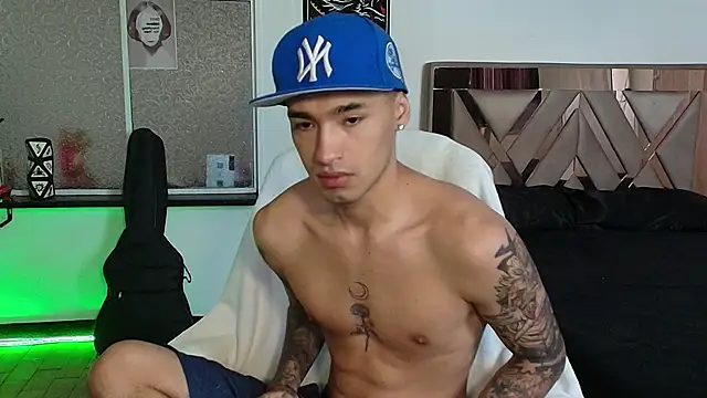 Snapshot of Damon__333 chatting on October 12, 6:57 pm Damon 333 online show from October 12, 6:57 pm