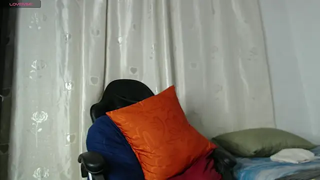Snapshot of tizziano_castillo_ chatting on February 6, 2:11 am tizziano castillo online show from February 6, 2:11 am