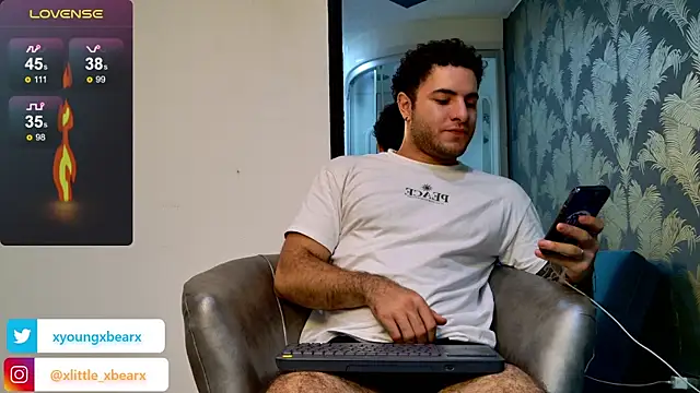 Snapshot of xlittle_xbearx chatting on February 10, 10:09 pm xlittle xbearx online show from February 10, 10:09 pm