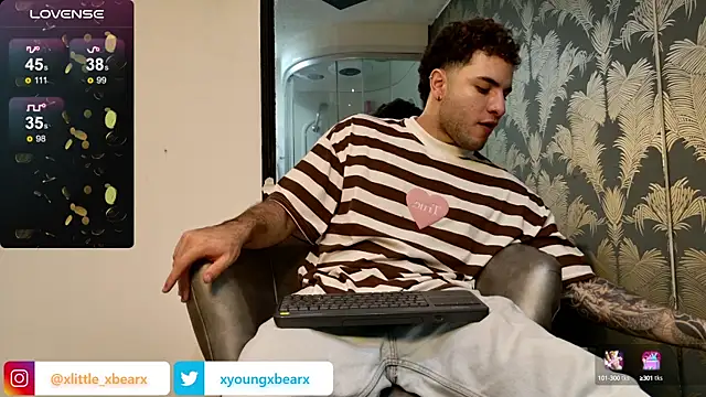 Snapshot of xlittle_xbearx chatting on December 10, 6:11 am xlittle xbearx online show from December 10, 6:11 am