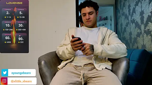 Snapshot of xlittle_xbearx chatting on March 6, 3:02 am xlittle xbearx online show from March 6, 3:02 am