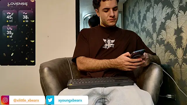 Snapshot of xlittle_xbearx chatting on December 18, 1:48 am xlittle xbearx online show from December 18, 1:48 am