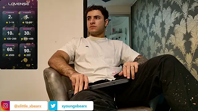 Snapshot of xlittle_xbearx chatting on December 20, 6:40 am xlittle xbearx online show from December 20, 6:40 am