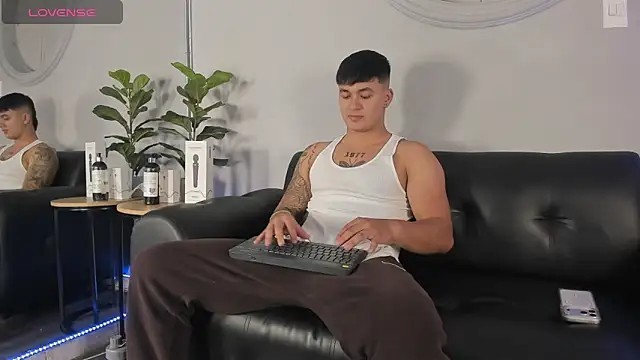 Cristopher strong online show from April 25, 2:14 pm