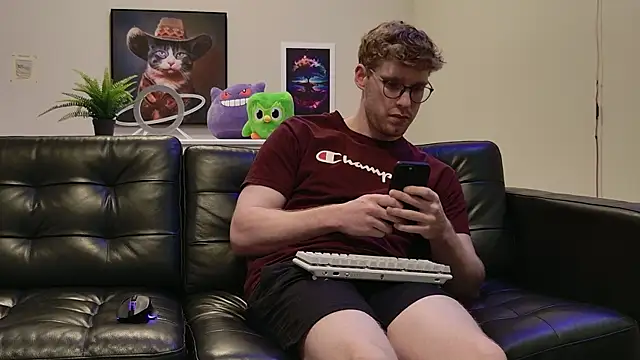 Snapshot of BlueEyedTallGuy94 chatting on September 30, 12:50 am BlueEyedTallGuy94 online show from September 30, 12:50 am