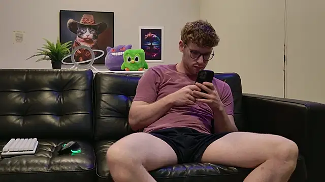 Snapshot of BlueEyedTallGuy94 chatting on October 3, 1:32 am BlueEyedTallGuy94 online show from October 3, 1:32 am