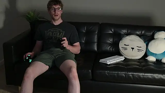 Snapshot of BlueEyedTallGuy94 chatting on September 10, 2:10 am BlueEyedTallGuy94 online show from September 10, 2:10 am