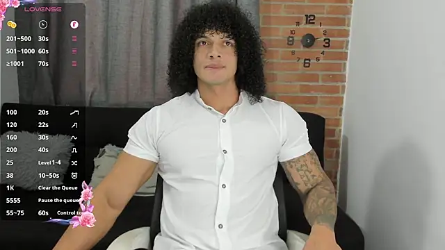 Snapshot of curly_muscle chatting on January 5, 7:28 pm curly muscle online show from January 5, 7:28 pm