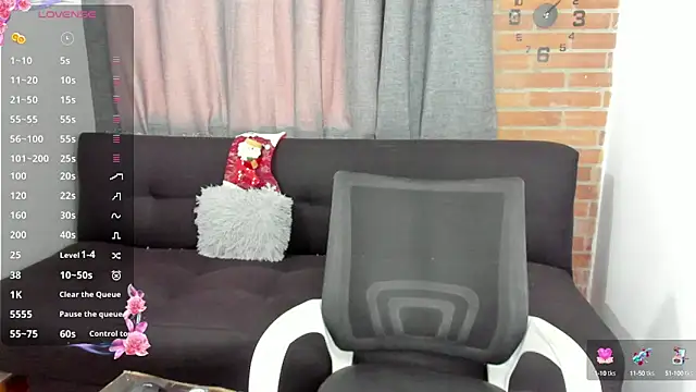 Snapshot of curly_muscle chatting on December 13, 6:16 pm curly muscle online show from December 13, 6:16 pm