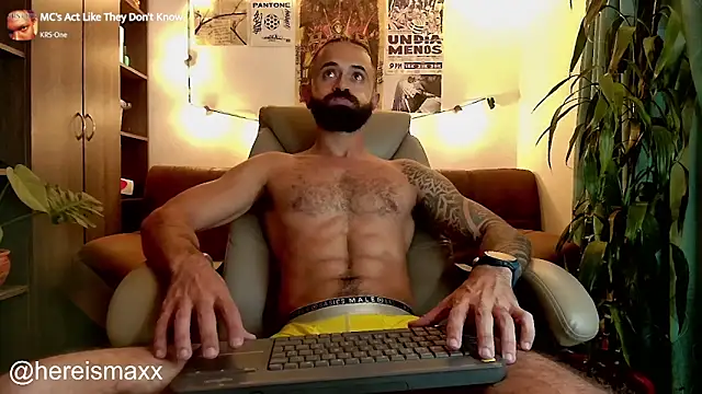 Snapshot of MaxG__ chatting on October 7, 3:21 am MaxG online show from October 7, 3:21 am