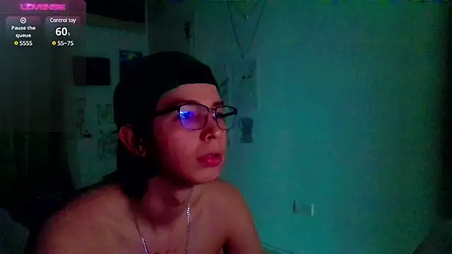 Snapshot of Andy_gray chatting on February 8, 11:01 am Andy gray online show from February 8, 11:01 am