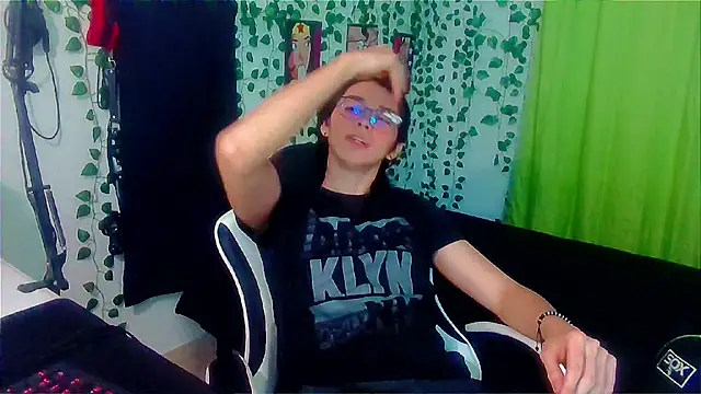 Snapshot of Andy_gray chatting on September 21, 3:56 pm Andy gray online show from September 21, 3:56 pm