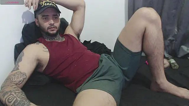 Snapshot of maxi_rogger18 chatting on December 14, 7:46 pm maxi rogger18 online show from December 14, 7:46 pm