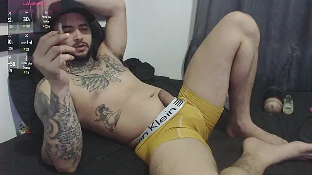 Snapshot of maxi_rogger18 chatting on January 13, 8:37 am maxi rogger18 online show from January 13, 8:37 am
