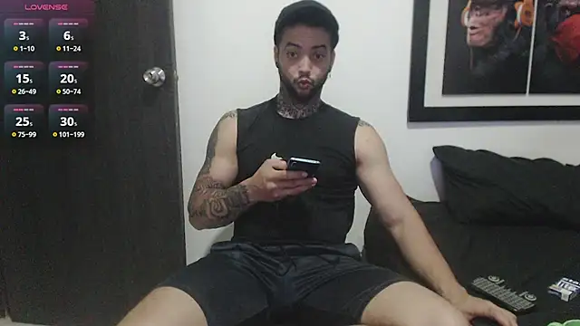 Snapshot of maxi_rogger18 chatting on March 20, 2:51 am maxi rogger18 online show from March 20, 2:51 am