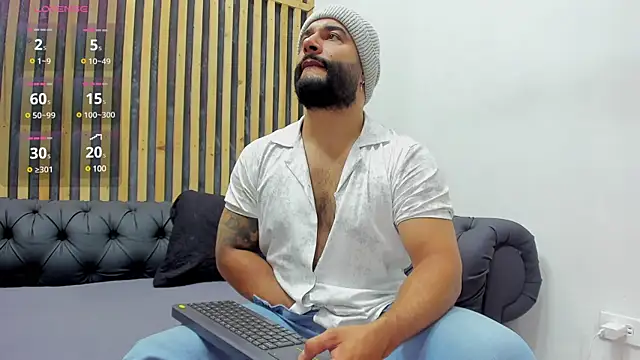 Snapshot of Luke__09 chatting on December 26, 12:27 pm Luke 09 online show from December 26, 12:27 pm