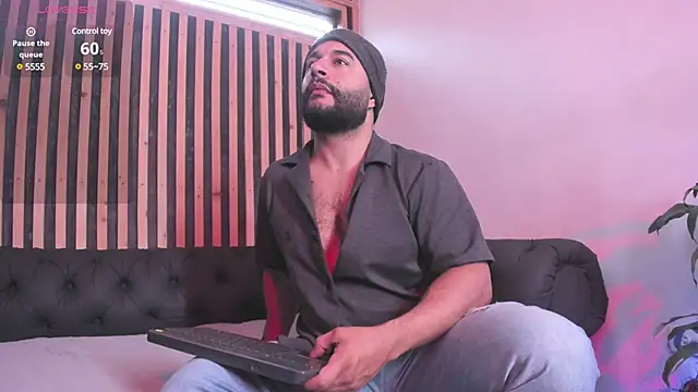 Snapshot of Luke__09 chatting on December 5, 12:00 pm Luke 09 online show from December 5, 12:00 pm