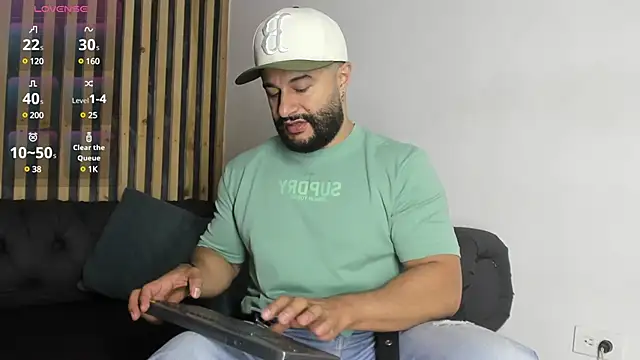 Snapshot of Luke__09 chatting on December 24, 12:00 pm Luke 09 online show from December 24, 12:00 pm