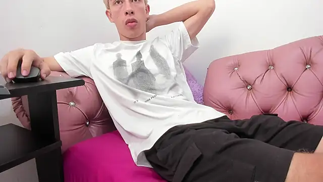 Snapshot of Little_Peeter chatting on October 24, 11:28 pm Little Peeter online show from October 24, 11:28 pm