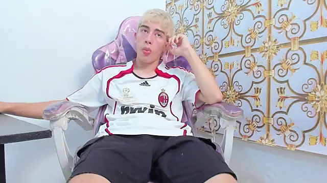 Snapshot of Little_Peeter chatting on October 17, 11:42 pm Little Peeter online show from October 17, 11:42 pm