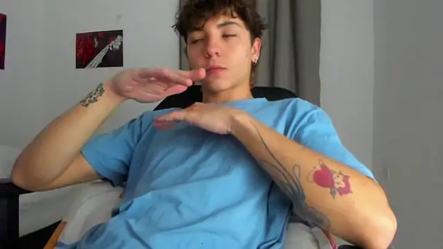 Snapshot of Joe23__ chatting on October 1, 3:43 am Joe23 online show from October 1, 3:43 am