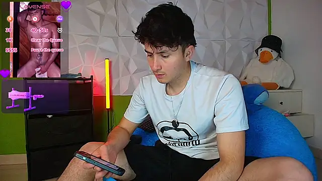 Snapshot of santyago_taylor chatting on October 6, 7:29 pm santyago taylor online show from October 6, 7:29 pm