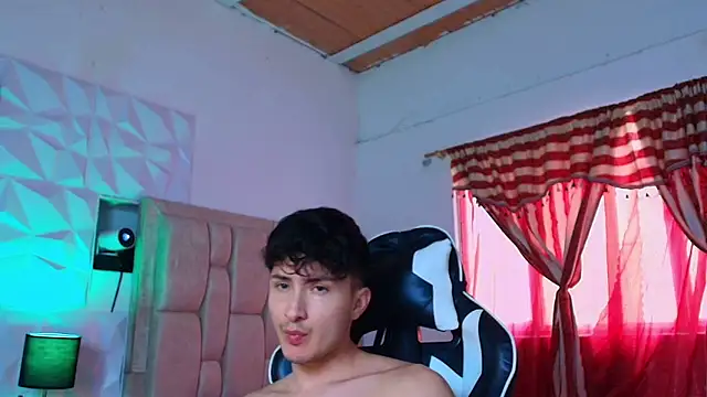 santyago taylor online show from December 19, 8:02 pm