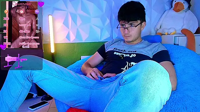Snapshot of santyago_taylor chatting on October 9, 7:52 pm santyago taylor online show from October 9, 7:52 pm