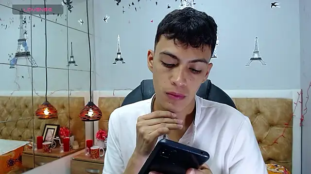 Snapshot of SkinnyBoy_ chatting on December 8, 12:08 pm SkinnyBoy online show from December 8, 12:08 pm