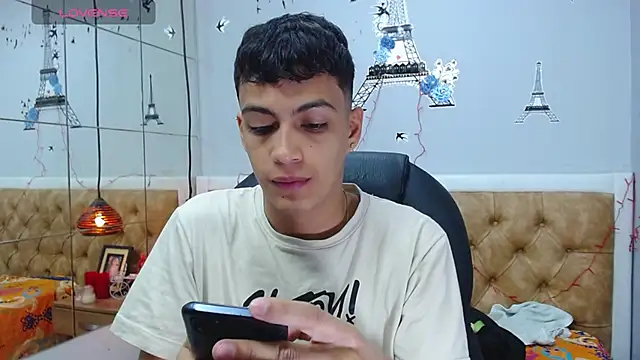 Snapshot of SkinnyBoy_ chatting on December 7, 12:02 pm SkinnyBoy online show from December 7, 12:02 pm