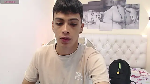 Snapshot of SkinnyBoy_ chatting on December 15, 12:17 pm SkinnyBoy online show from December 15, 12:17 pm