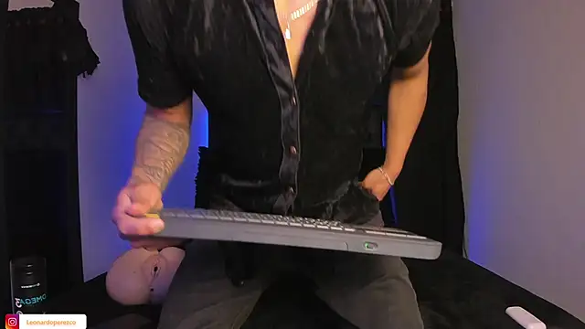 James1lee  online show from March 2, 9:41 pm