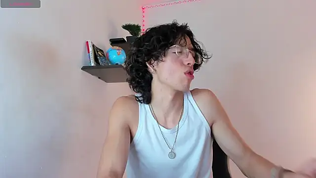 Snapshot of manu_vera chatting on October 9, 2:16 am manu vera online show from October 9, 2:16 am
