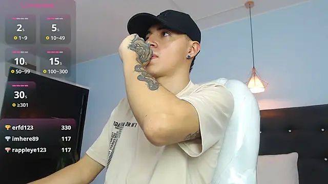 Snapshot of Lobo_17_ chatting on October 14, 3:35 am Lobo 17 online show from October 14, 3:35 am