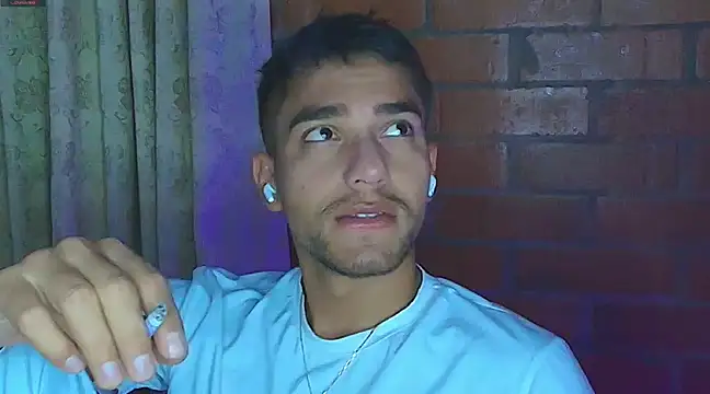 Snapshot of Leandro_valenzuela chatting on February 5, 4:27 am Leandro valenzuela online show from February 5, 4:27 am