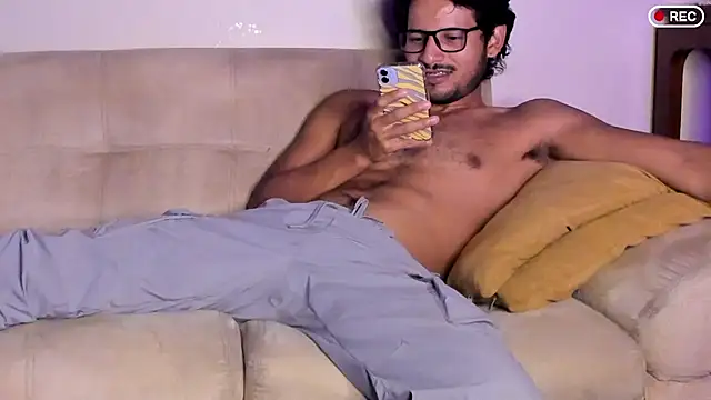 Nicholasrodrii online show from December 14, 11:45 pm