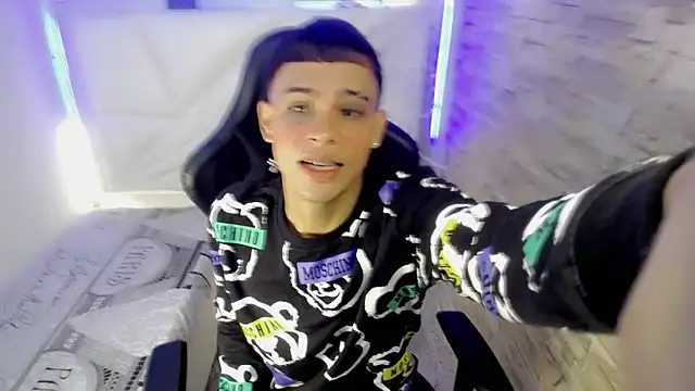 Snapshot of zacariasss_ chatting on December 2, 8:42 pm zacariasss online show from December 2, 8:42 pm