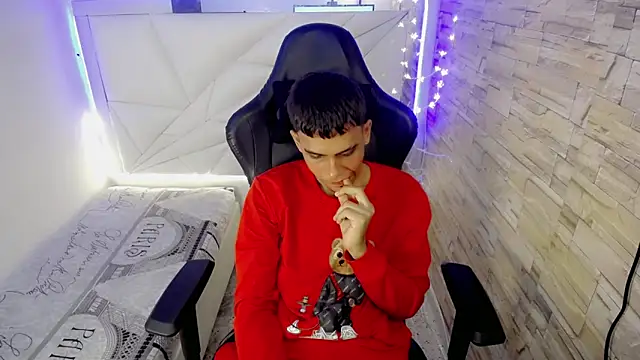 Snapshot of zacariasss_ chatting on December 6, 7:45 pm zacariasss online show from December 6, 7:45 pm