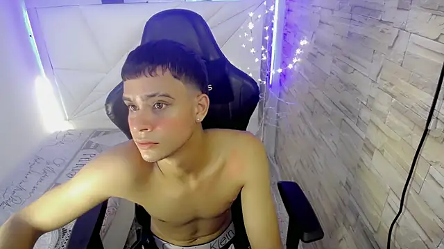 Snapshot of zacariasss_ chatting on December 3, 8:50 pm zacariasss online show from December 3, 8:50 pm