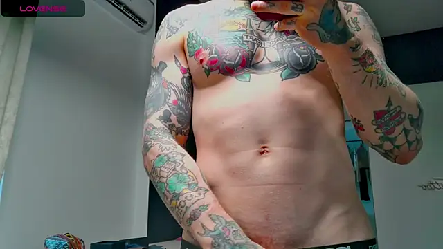 Snapshot of white_King9999 chatting on October 21, 12:19 pm white King9999 online show from October 21, 12:19 pm