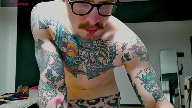 Snapshot of white_King9999 chatting on October 27, 3:53 am white King9999 online show from October 27, 3:53 am