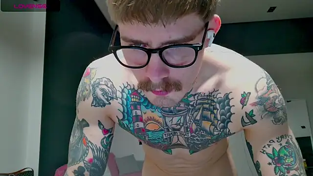 Snapshot of white_King9999 chatting on October 31, 3:52 am white King9999 online show from October 31, 3:52 am