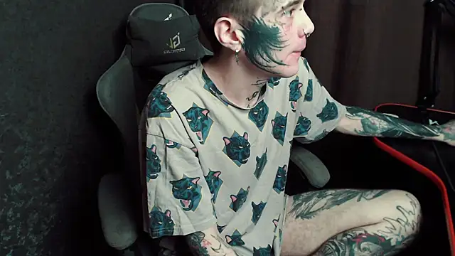 lonelycrystal online show from November 9, 8:02 pm