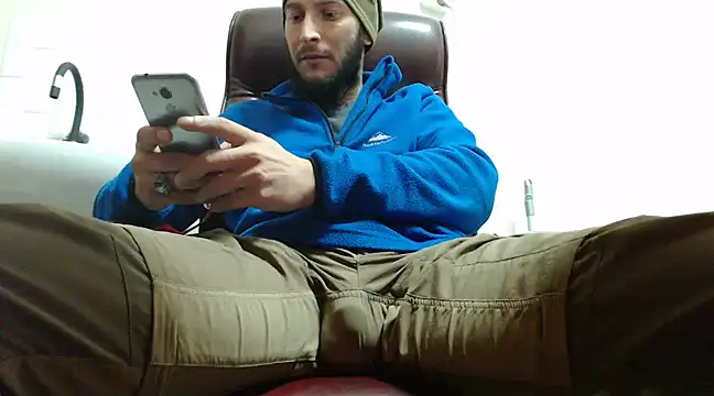 Snapshot of hardbigcock16 chatting on December 17, 8:34 am hardbigcock16 online show from December 17, 8:34 am