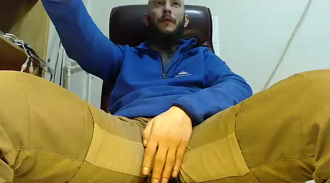 Snapshot of hardbigcock16 chatting on January 20, 6:42 am hardbigcock16 online show from January 20, 6:42 am