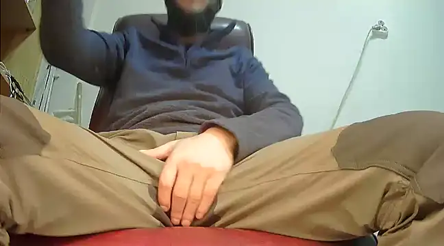 Snapshot of hardbigcock16 chatting on February 1, 8:29 am hardbigcock16 online show from February 1, 8:29 am