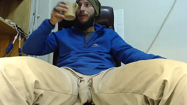 Snapshot of hardbigcock16 chatting on January 23, 7:00 am hardbigcock16 online show from January 23, 7:00 am