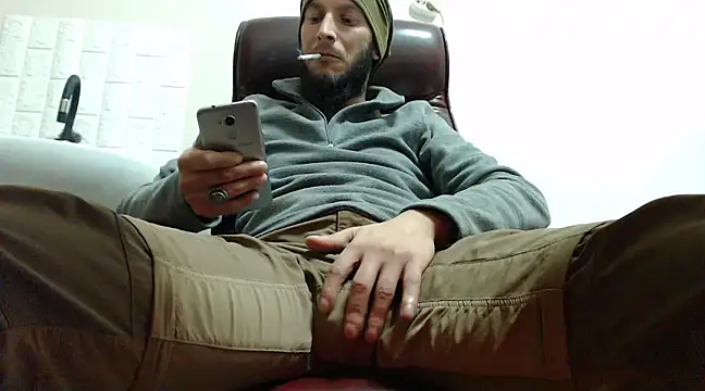 Snapshot of hardbigcock16 chatting on December 23, 7:17 am hardbigcock16 online show from December 23, 7:17 am