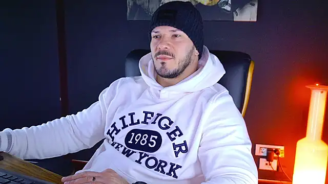 Snapshot of AngeloEric chatting on January 28, 4:50 am AngeloEric online show from January 28, 4:50 am